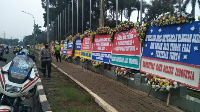 Ratusan Karangan Bunga Dukung Pangdam Jaya Berjejer di Makodam Jaya