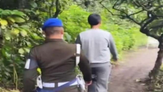 Viral Foto Prajurit TNI Jadi Bodyguard Richard Muljadi
