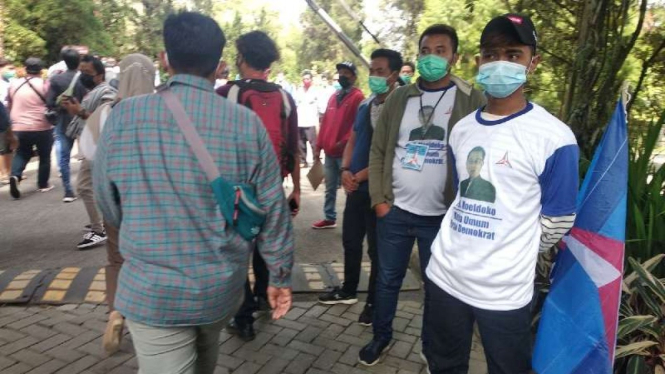 ramai-pemuda-dengan-kaus-wajah-moeldoko-di-area-klb-demokrat