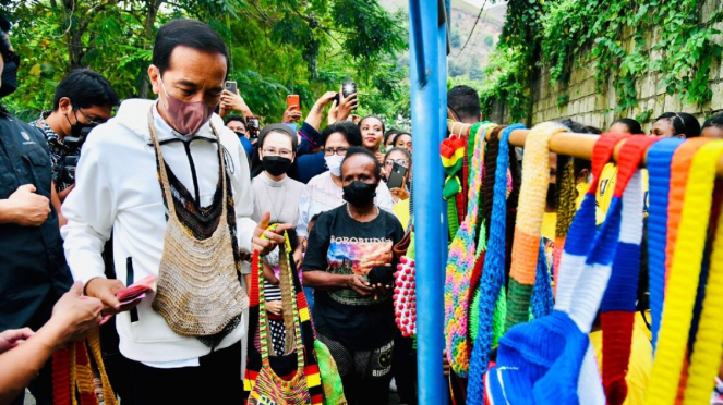 Girang Dapat BLT, Mama Papua: Pak Jokowi Jangan Turun Dulu