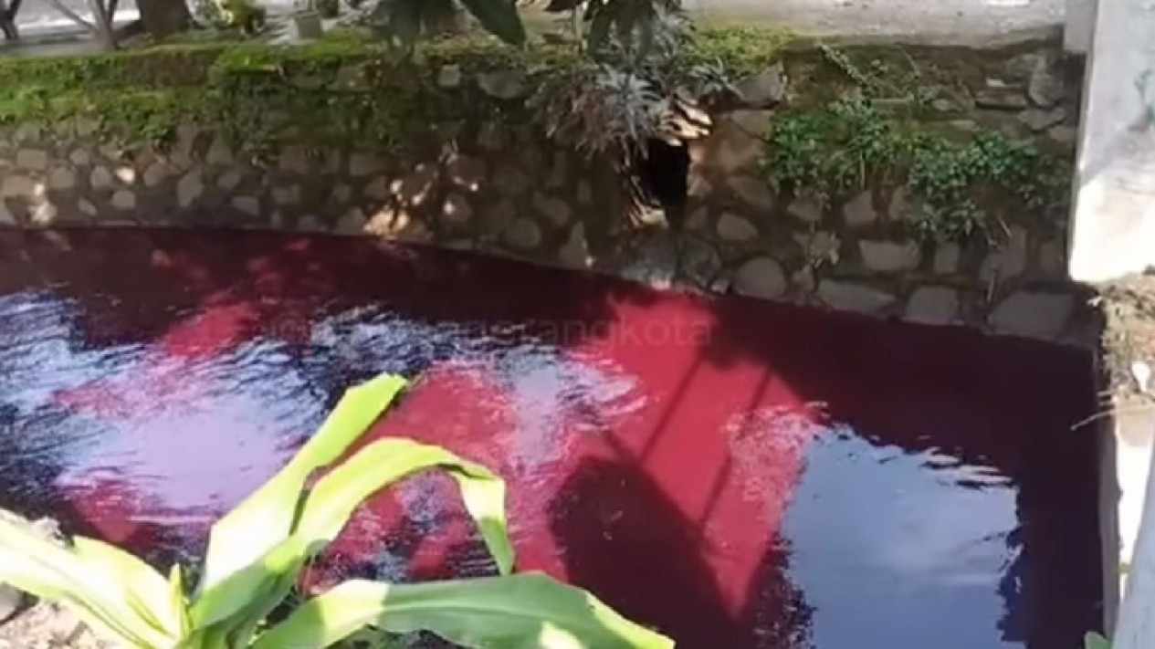 Viral Air Kali di Perumahan Tangerang Berwarna Ungu Pekat