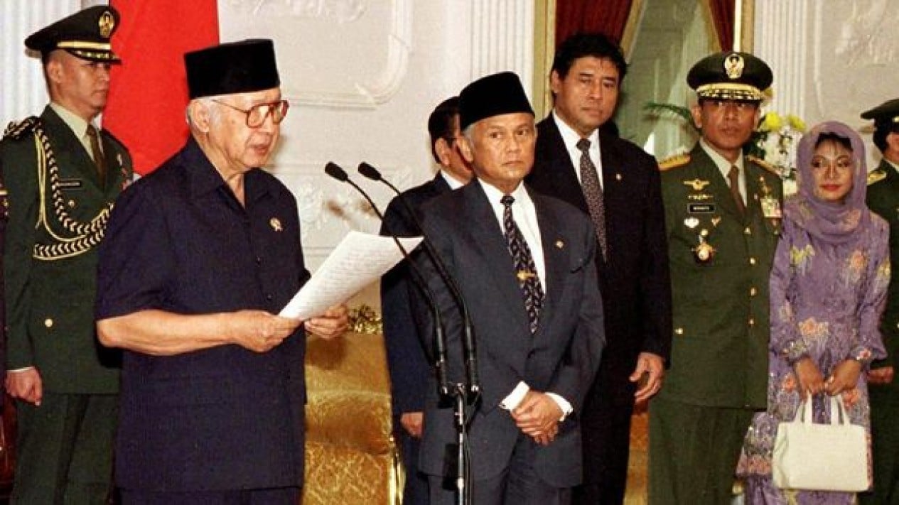 Kemiripan Tumbangnya Rezim Rajapaksa Sri Lanka dan Soeharto 1998