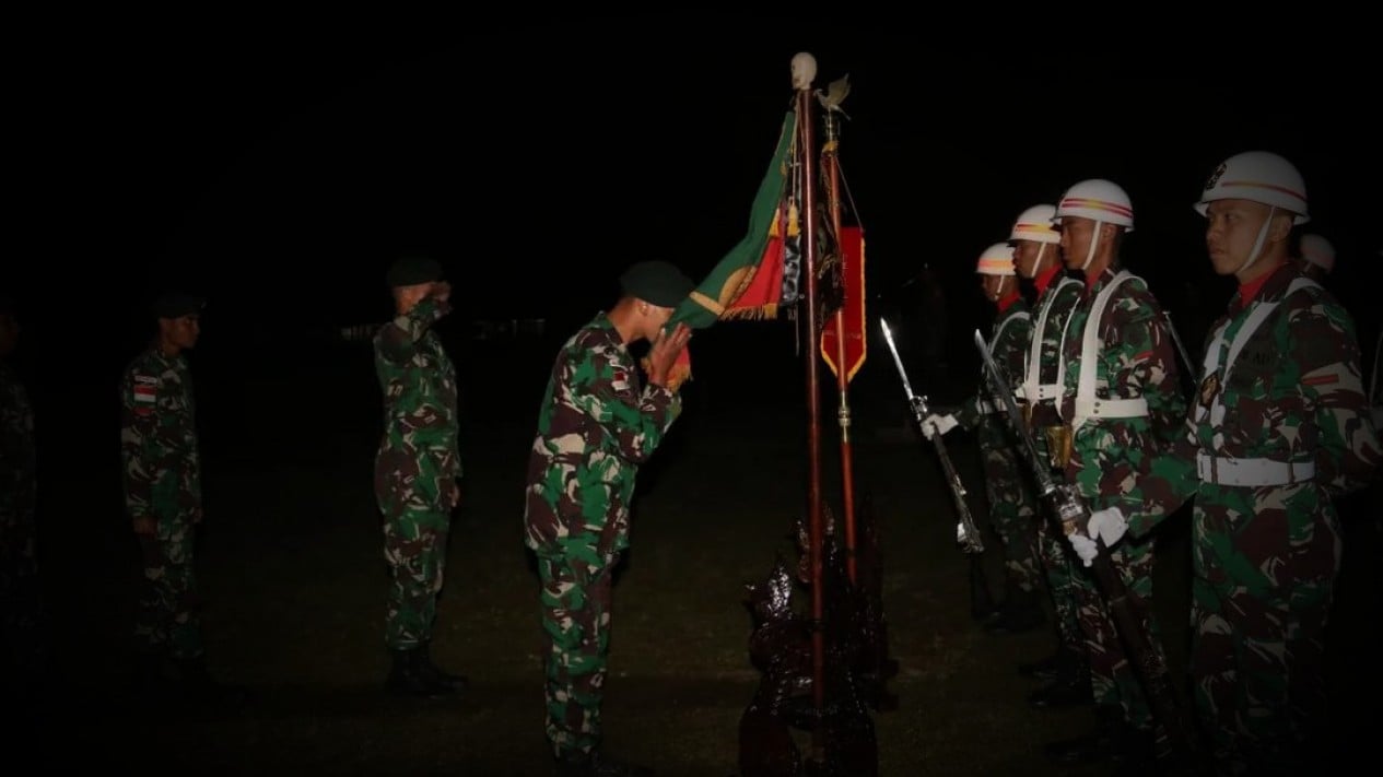 Dikirim ke Papua, Pasukan Tengkorak Putih Kostrad Cium Bendera Perang