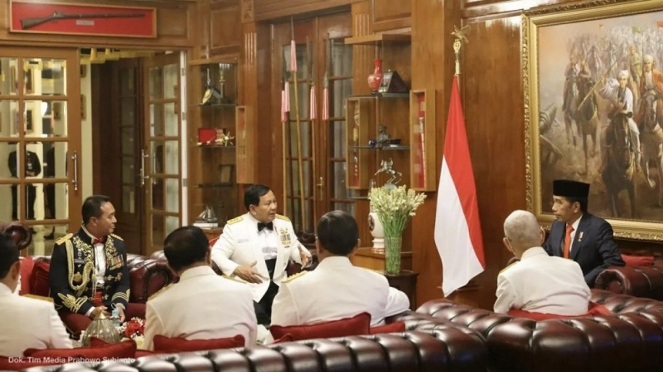tni-makin-tangguh-jokowi-ngopi-bareng-prabowo-dan-sesepuh-tni