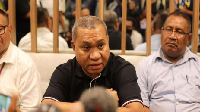 Lukas Enembe Bantah Warga Papua yang Jaga Ketat Rumahnya Dibayar
