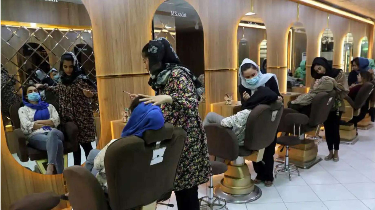 muak-wanita-afghanistan-demo-ke-jalanan-usai-taliban-tutup-semua-salon-kecantikan