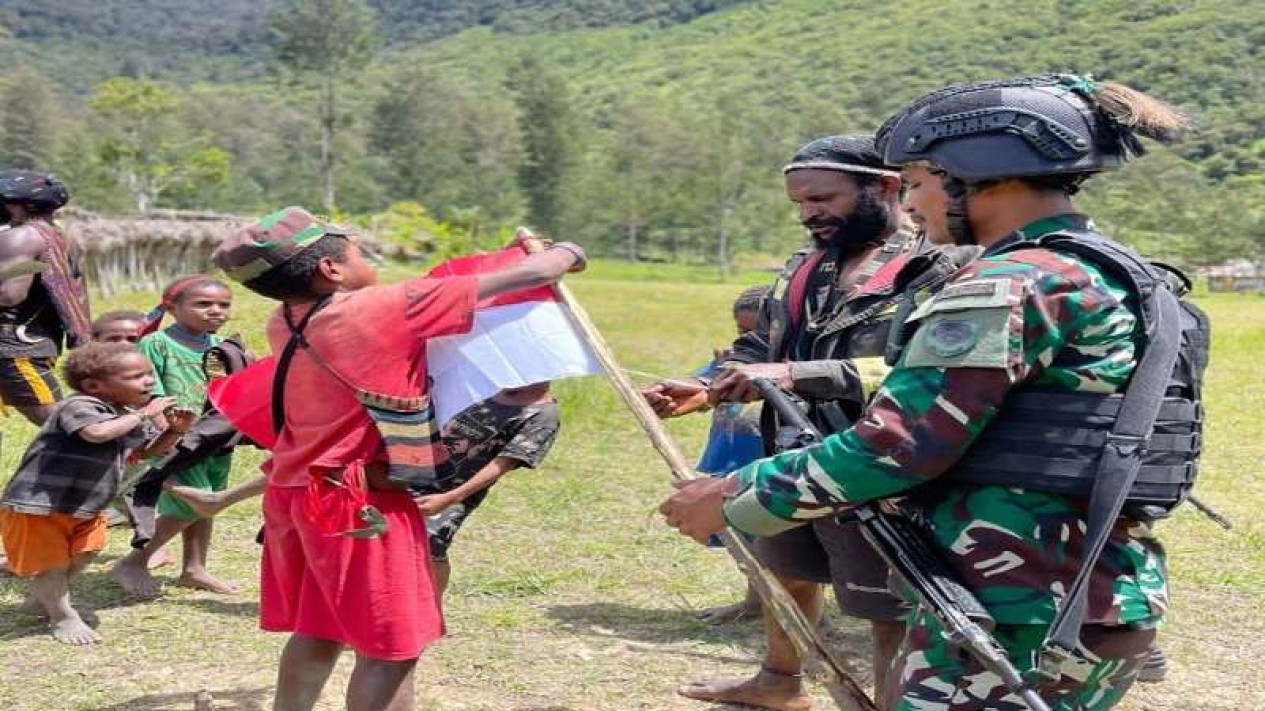 Satgas TNI Ditembaki KKB saat Pasang Bendera Merah Putih di Puncak Papua