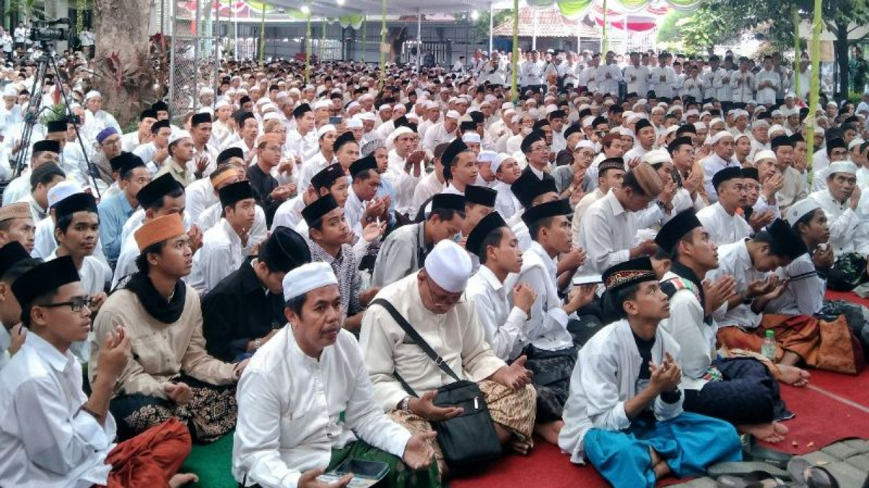 ribuan-orang-sambut-habib-umar-dari-yaman-saat-ziarah-ke-gus-dur