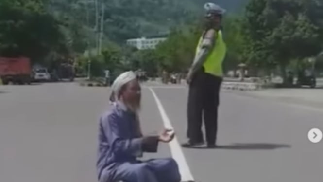 VIRAL Pria Berdoa di Tengah Jalan Minta Polisi Kena Azab, Merasa Didzalimi Gara-gara 