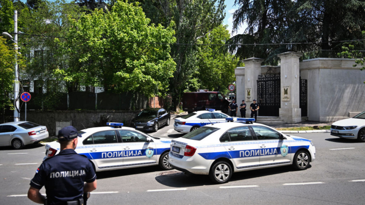 polisi-diserang-panah-di-depan-kedutaan-israel-di-serbia