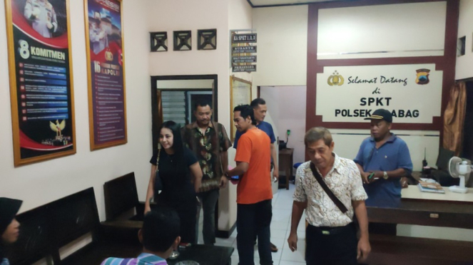 Tolak Dicium Kepala Sekolah Mabuk, Biduan Cantik Ini Ditendang hingga Tersungkur