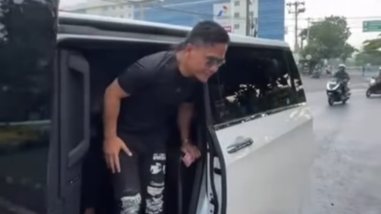 sebelum-viral-menghina-penjual-es-begini-gaya-gus-miftah-pakai-mobil-mewah