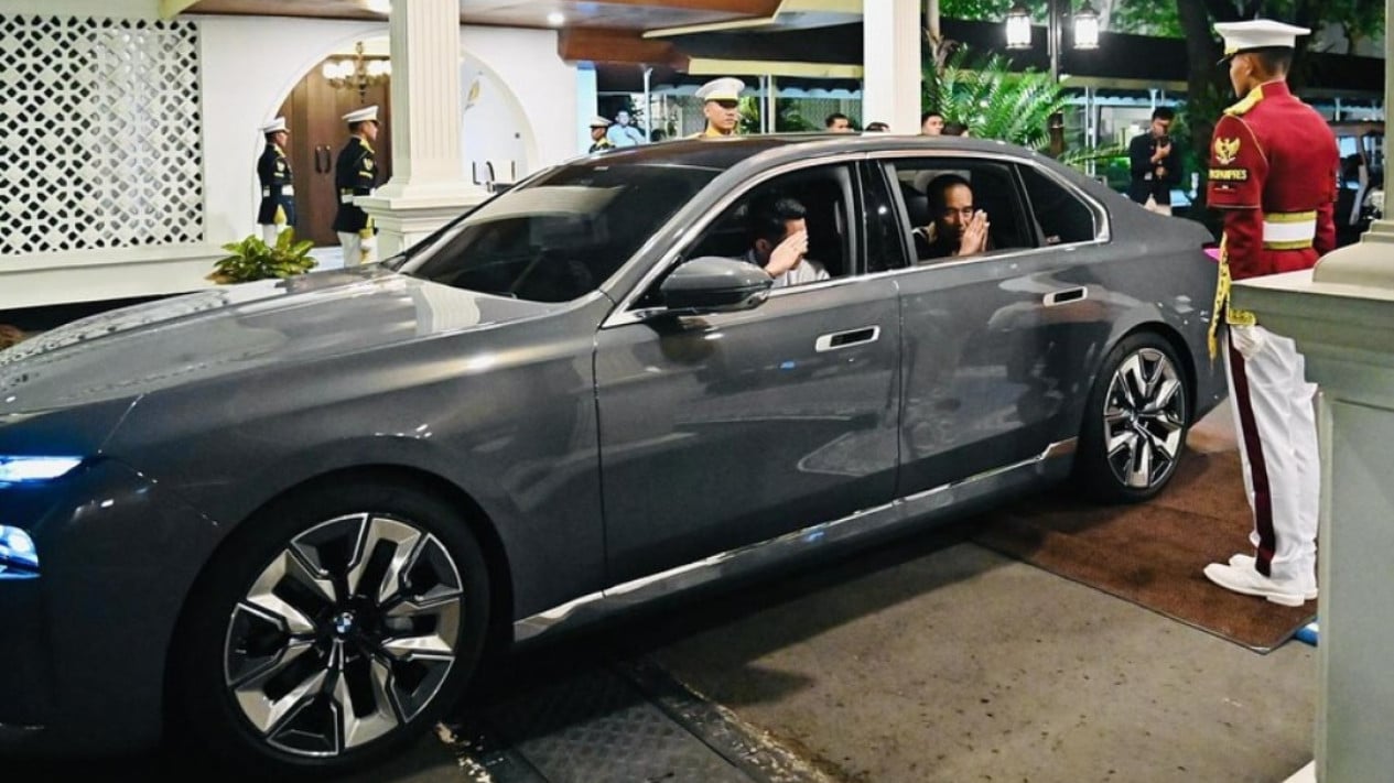 Jokowi Pakai Mobil Listrik Paling Mahal saat Buka Puasa Bareng Prabowo