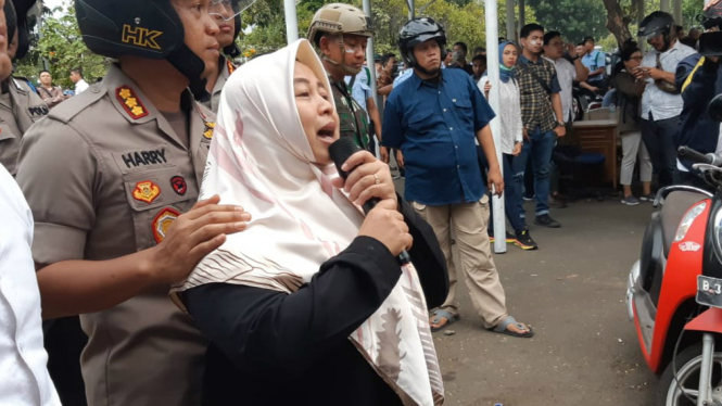 Bentrok Pelajar vs Polisi di DPR, Ibu Menangis: Pulang Nak Faiz Sayang