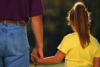 Tips Menjaga Anak Tetap Aman Dikeramaian Tempat Wisata