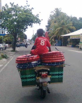 BUJUBUNENG gan...! Steven Gerrard kecil ternyata pemain akrobat...