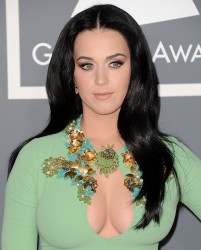 &#91;Pict&#93; Katy Perry Seksi dengan Gaun Hijau Mint