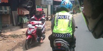 SERBA SERBI &amp; POTRET PENGGUNAAN HELM MOTOR &#91;NGAKAK INSIDE...!!!&#93;