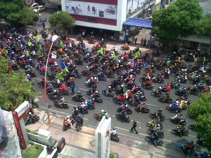 Demo Buruh hari ini gan! Depan kantor ane