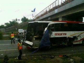 Karena balapan, Bus Murni nabrak Tronton, 1 penumpang tewas