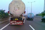 Gambar Lucu Yang Ada Di Bak Truck Bikin Ngakak