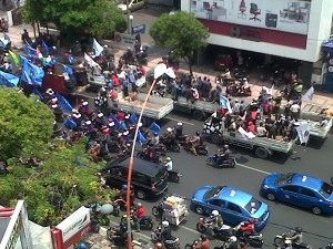 Demo Buruh hari ini gan! Depan kantor ane