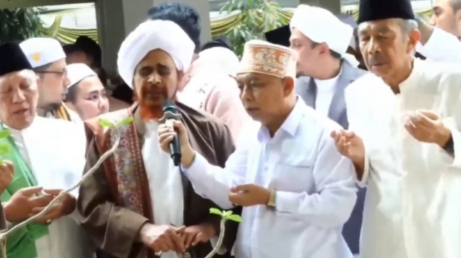 Ribuan Orang Sambut Habib Umar dari Yaman saat Ziarah ke Gus Dur