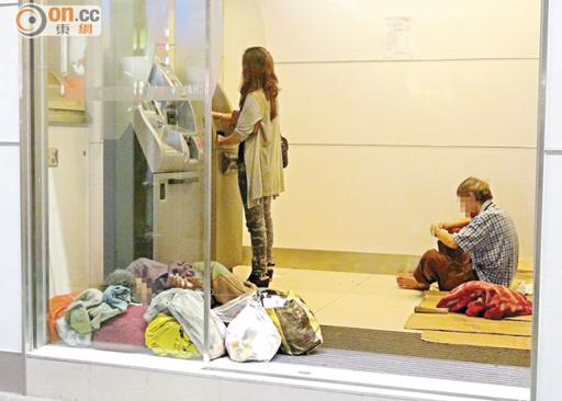 dua-turis-wanita-tidur-di-atm-picu-perdebatan-netizen-hongkong