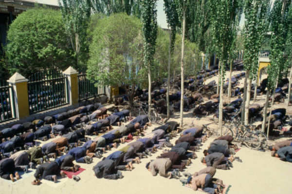 tiongkok-larang-umat-muslim-xinjiang-berdoa-di-gedung-sekolah-dan-pemerintahan