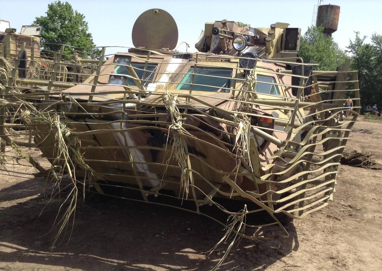 Damages Ukrainian armored vehicles