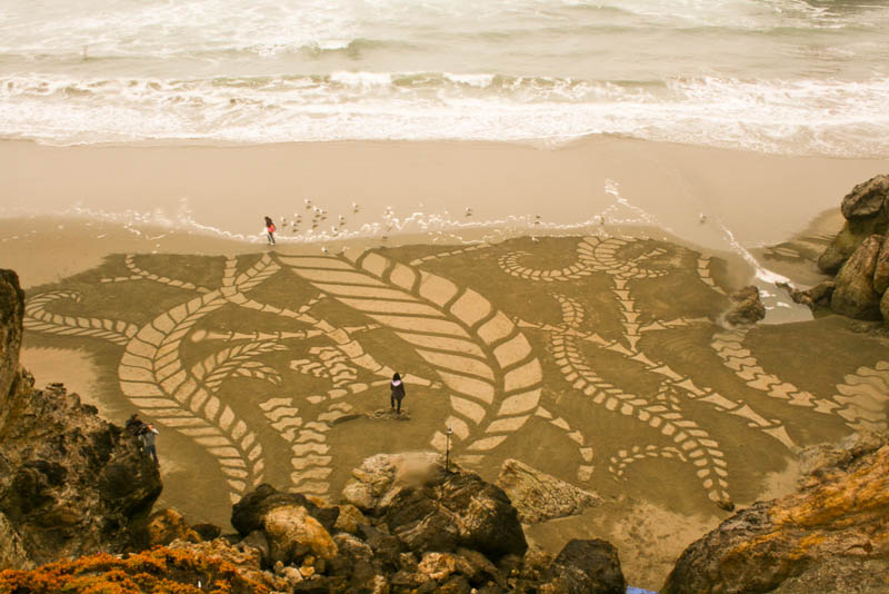 Karya Seni Luar Biasa pada Pasir Pantai by Andres Amardo