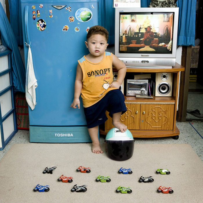 Keren! Potret Anak Kecil di Seluruh Dunia Bersama Mainannya