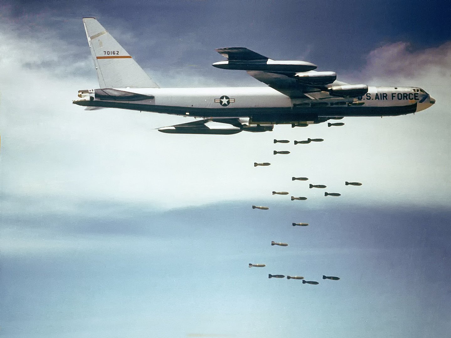 Menabrak Pagar di Barksdale Airbase, Sayap B-52H Stratofortress Mengalami Kerusakan