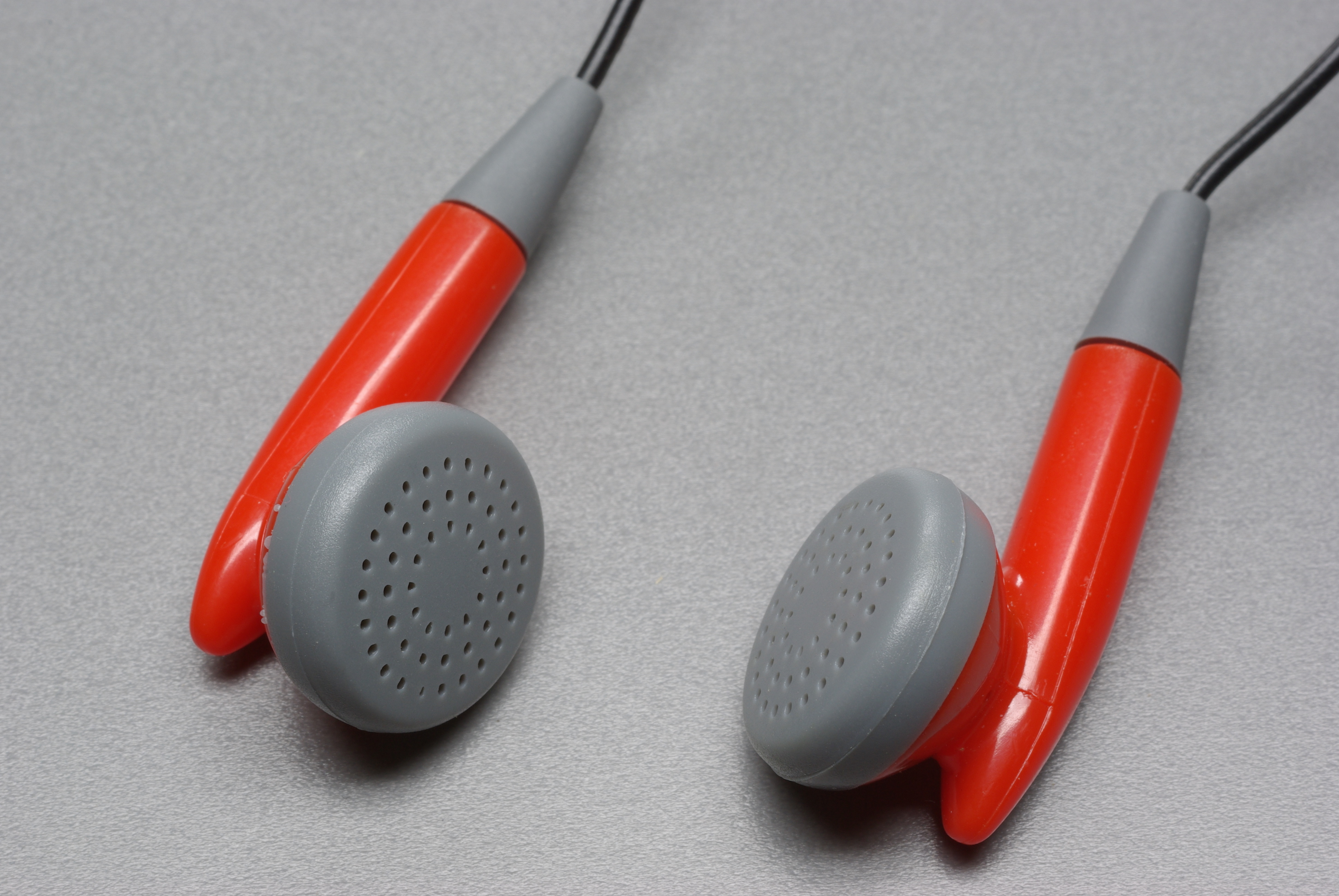 earphone-biasa-vs-earphone-in-ear