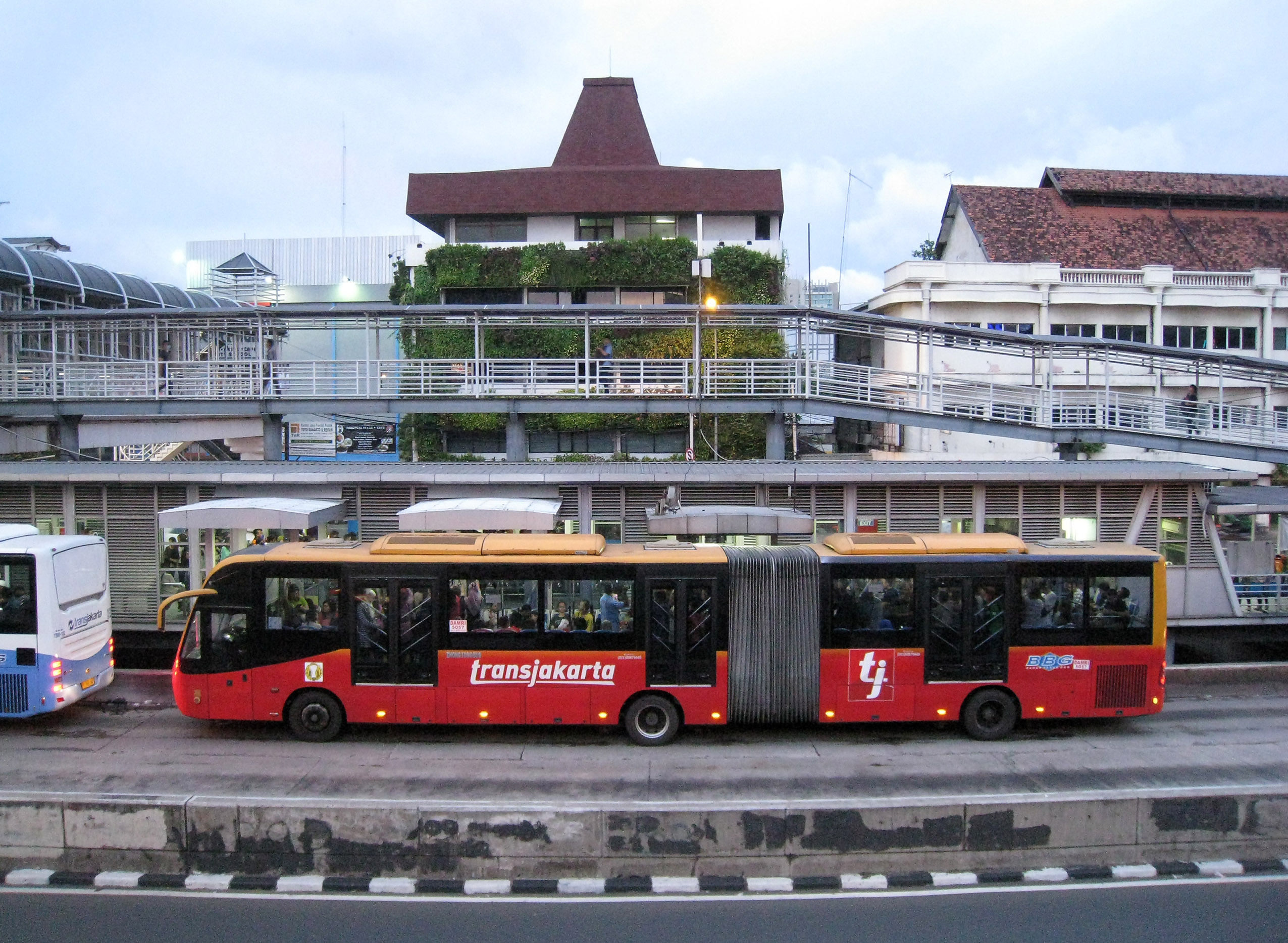 Bikin ngilir, ternyata seginilah gaji Sopir Transjakarta