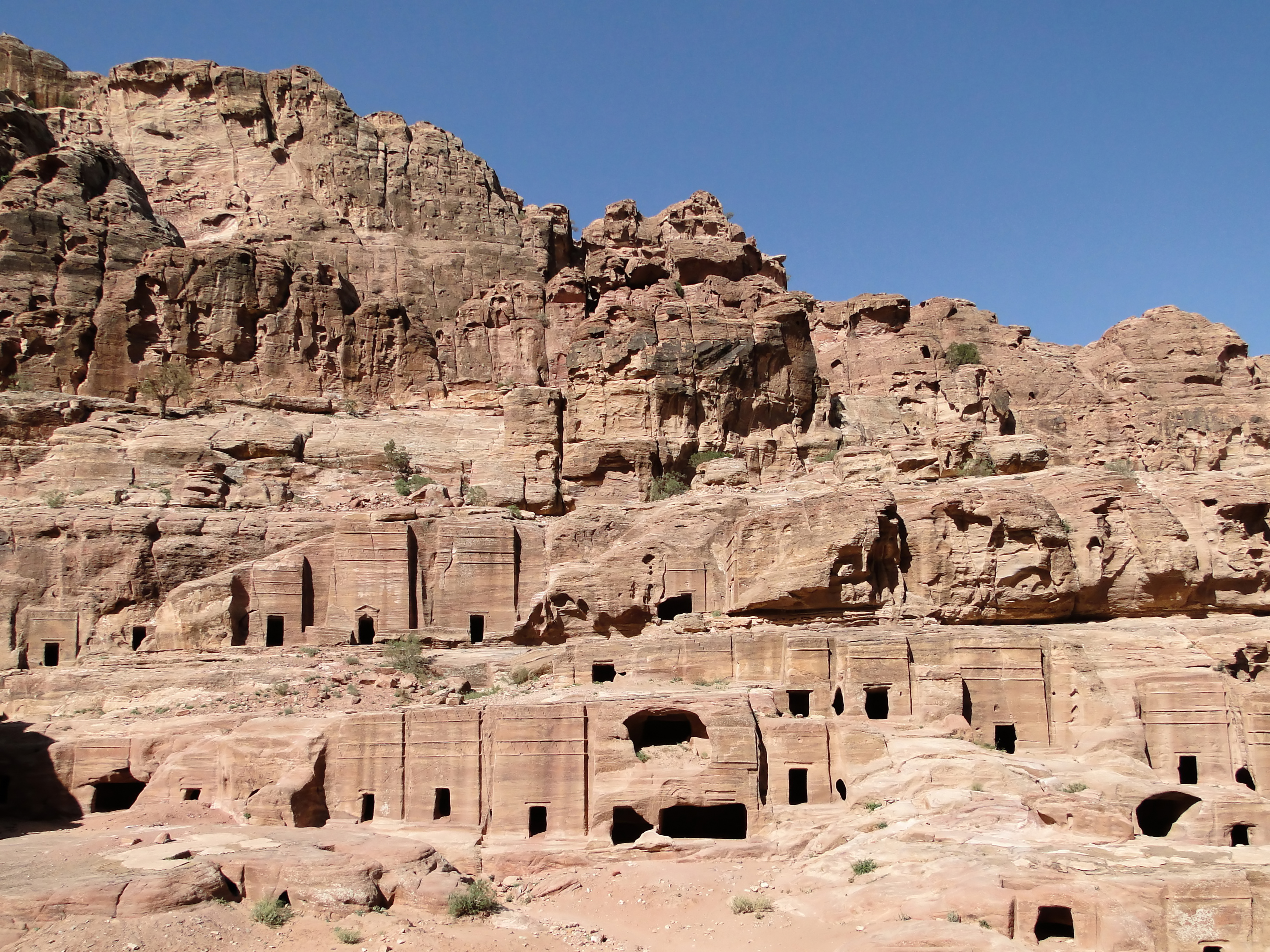 5-fakta-tentang-petra-kota-yang-hilang-tempat-wisata-favorit-di-yordania
