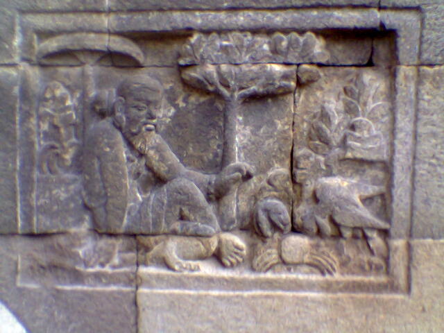 CANDI MENDUT - RELIEF FABEL DUNIA SARAT MORAL