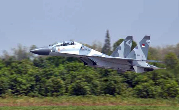 &#91;Perang Perang Perang&#93; Terbang Rendah, Sukhoi Manuver di Perbatasan RI-Malaysia