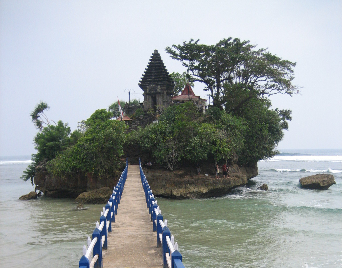 pura tersembunyi di pantai balekambang(malang)