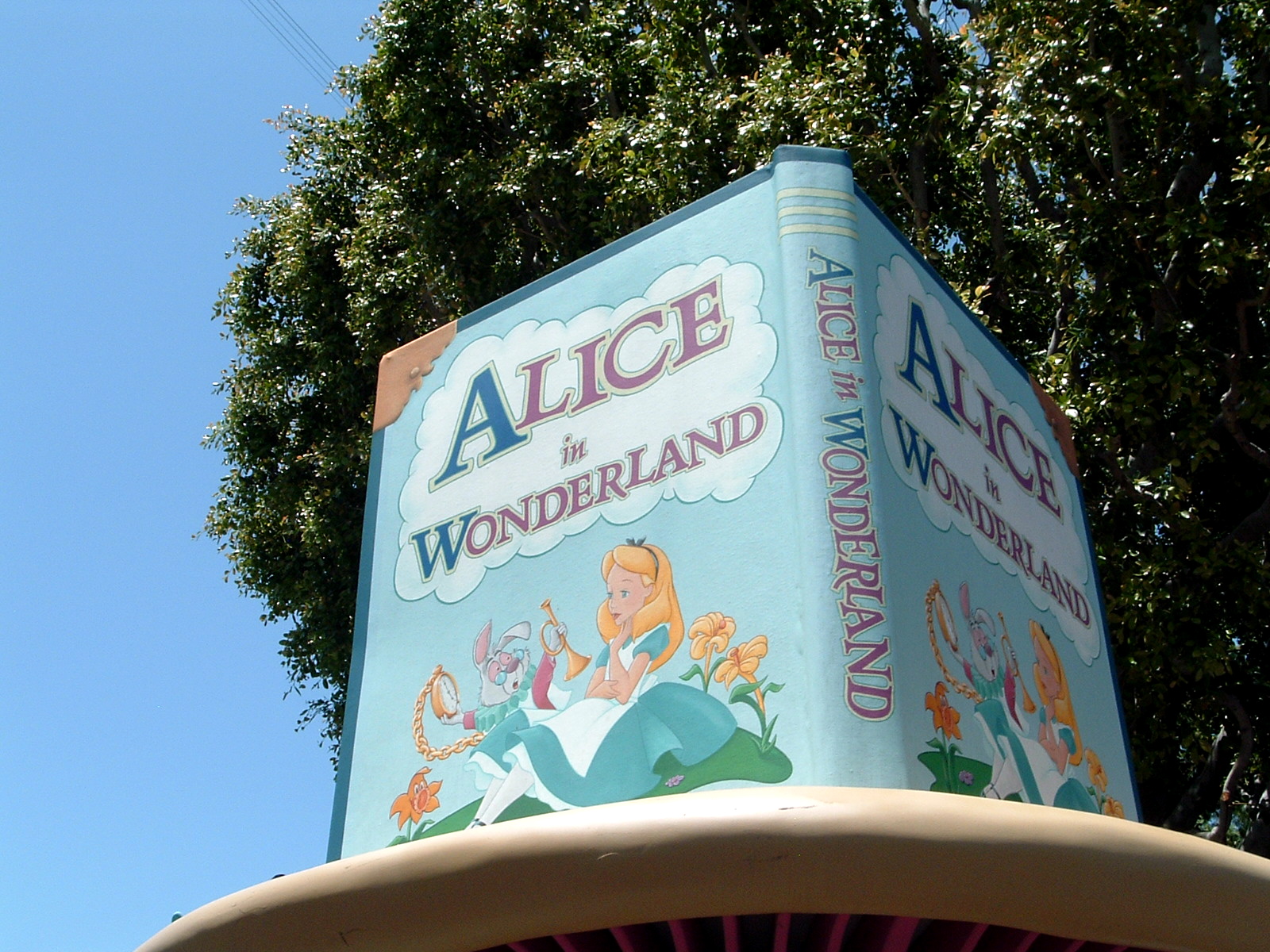 Шутки развлечения. Alice in Wonderland (Disneyland attraction). Диснейленд Алиса в стране чудес. Дисней аттракционы Алиса. Йошкар-Ола аттракцион Алиса в стране чудес.