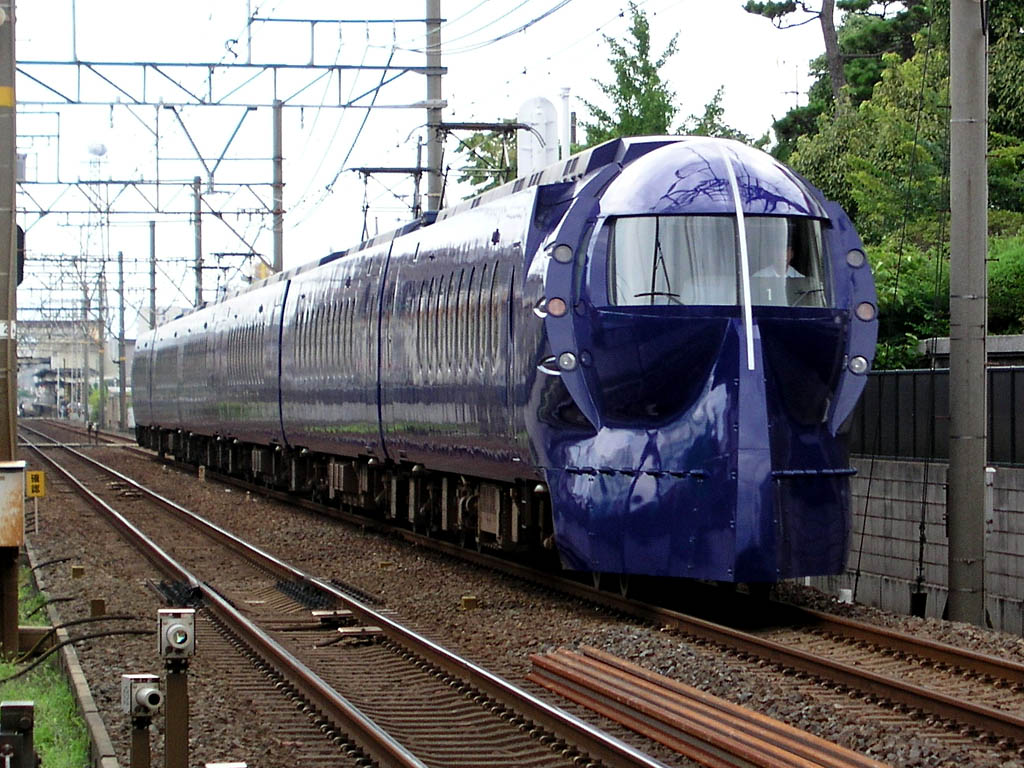 Berbagai Bentuk Kereta Yang Unik di Jepang