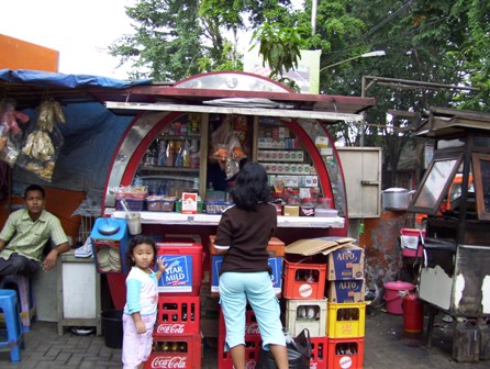 Keuntungan dan Kerugian Belanja di Warung dan Supermarket