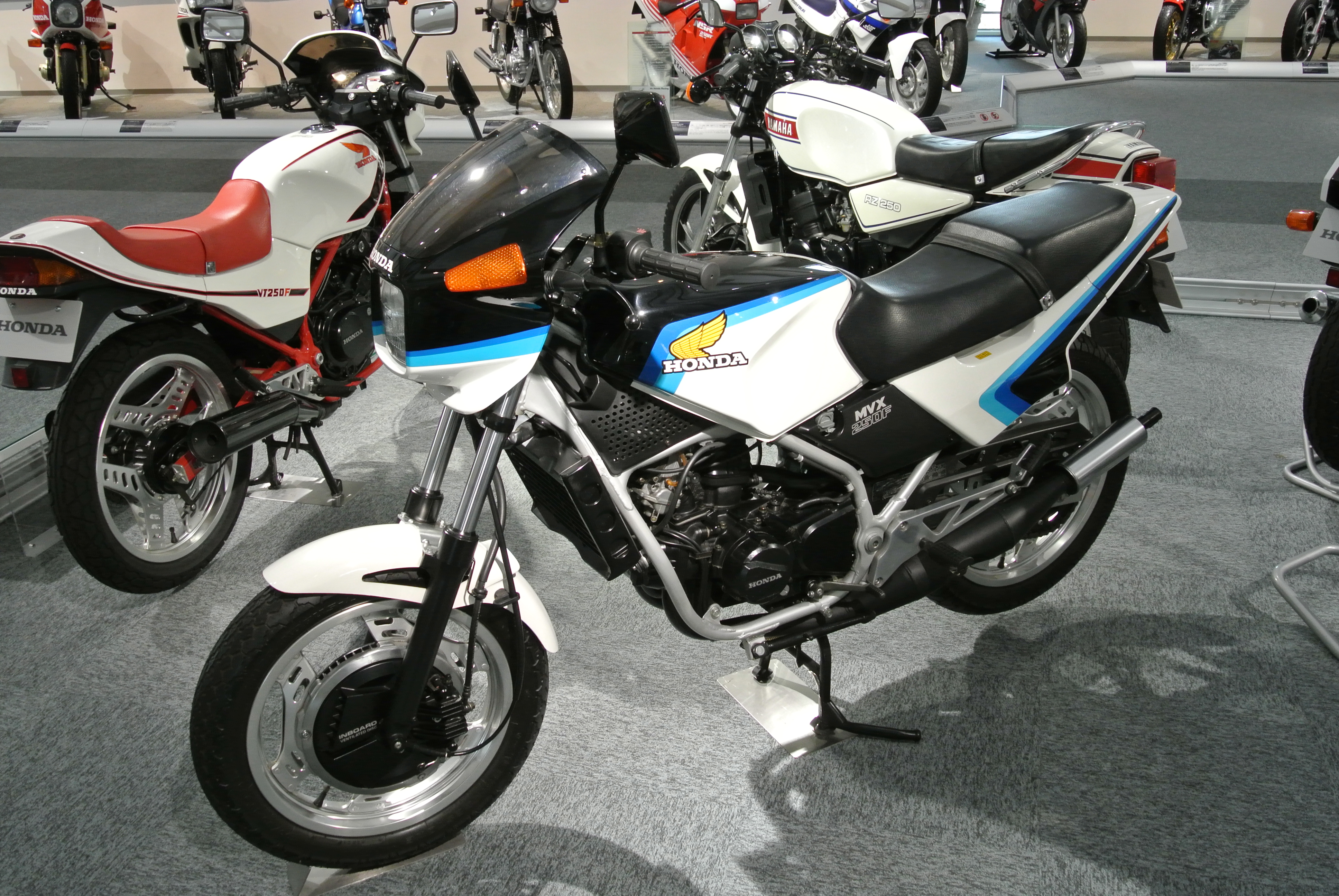 Gak Perlu Sebuah Moge, Kalau Motor Honda 250cc Ini Sudah Pakai Mesin V3
