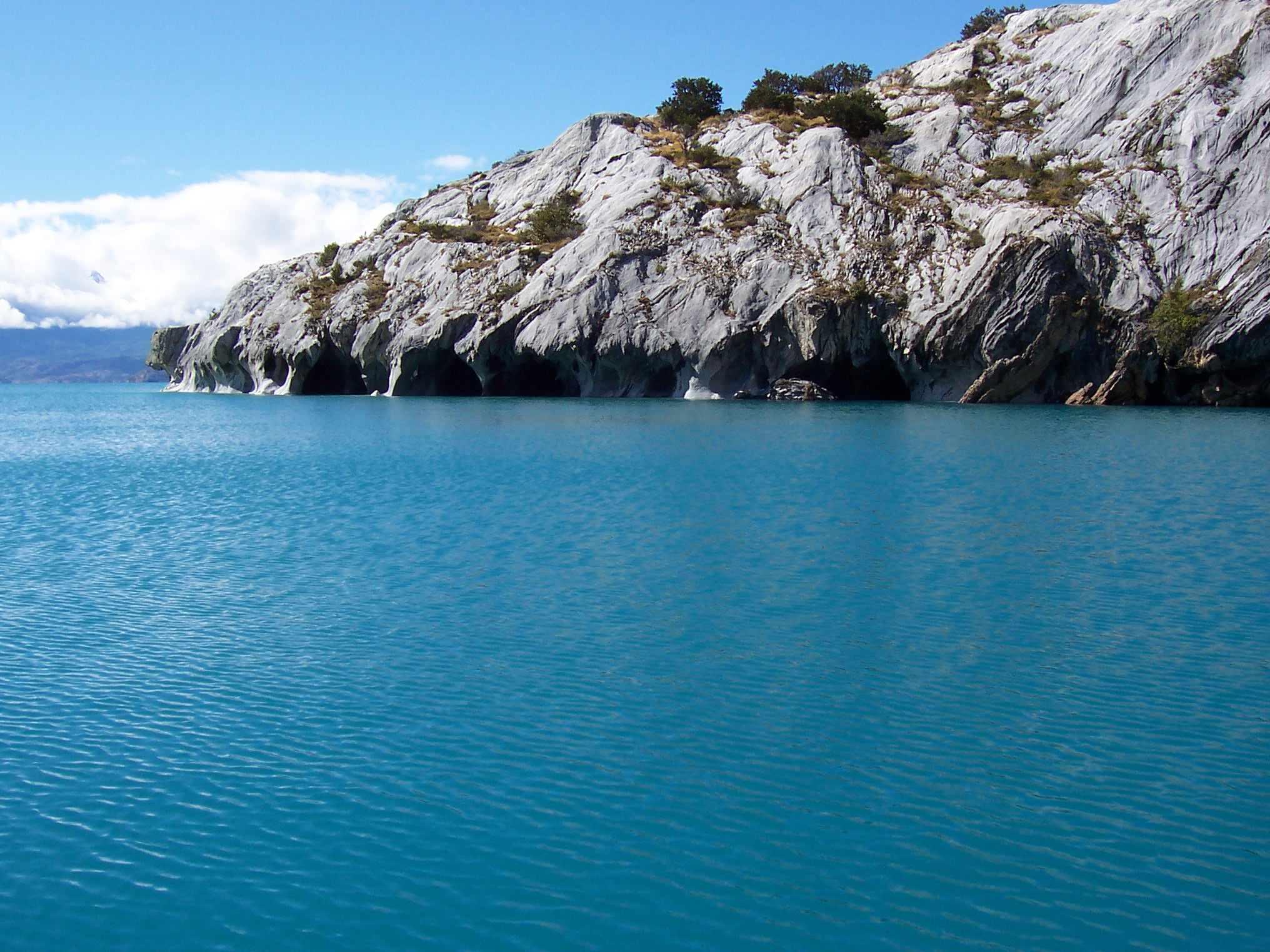 Yuk intip keindahan dari gua marmer terindah dan danau terluas di Chile