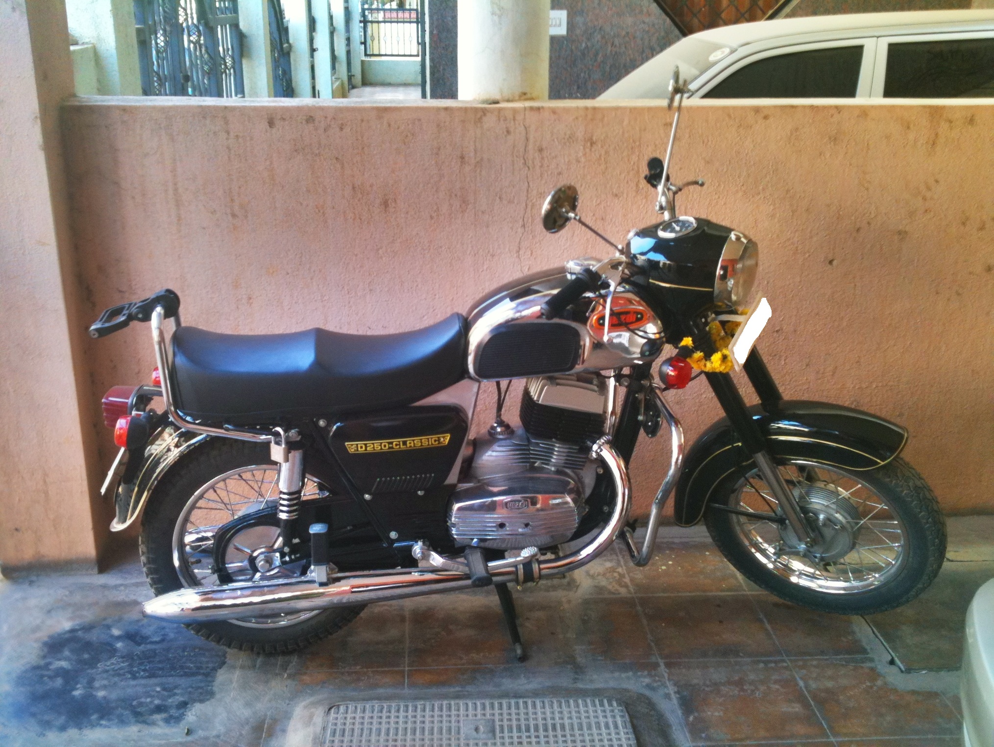 Oh ternyata produsen sepeda motor di India itu bernama &quot;Ideal Jawa&quot;! Ngakak...
