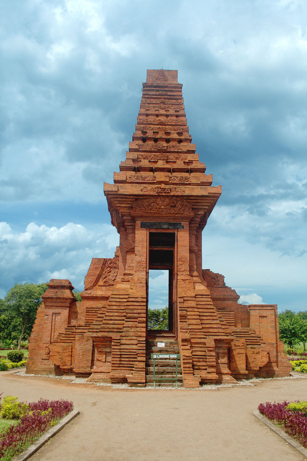 Edan.... Candi mau digusur untuk pabrik,Indonesia benar2 bangsa yg besar.