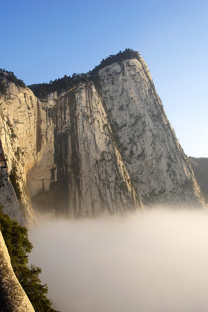 Gunung Hua Shan, Jalur Pendakian Paling Ekstrim Di Dunia (Video Inside)