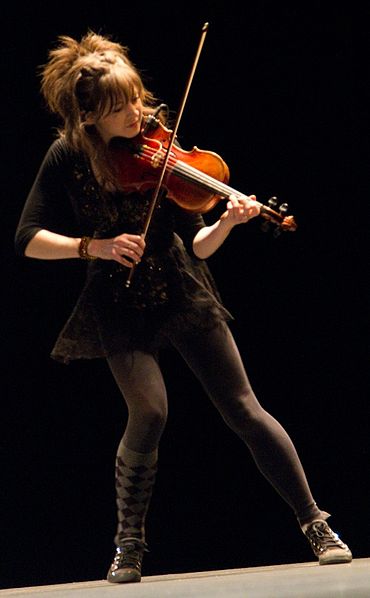 Mengenal Lindsey Stirling, The Dancing Violinist (maen biola sambil nari nih..:D)