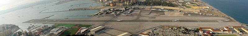 &#91;UNIK!&#93; Banda Paling Aneh Sedunia - Gibraltar International Airport &#91;IMG + VID&#93;