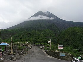 perbandingan tinggi gunung kelud dan merapi